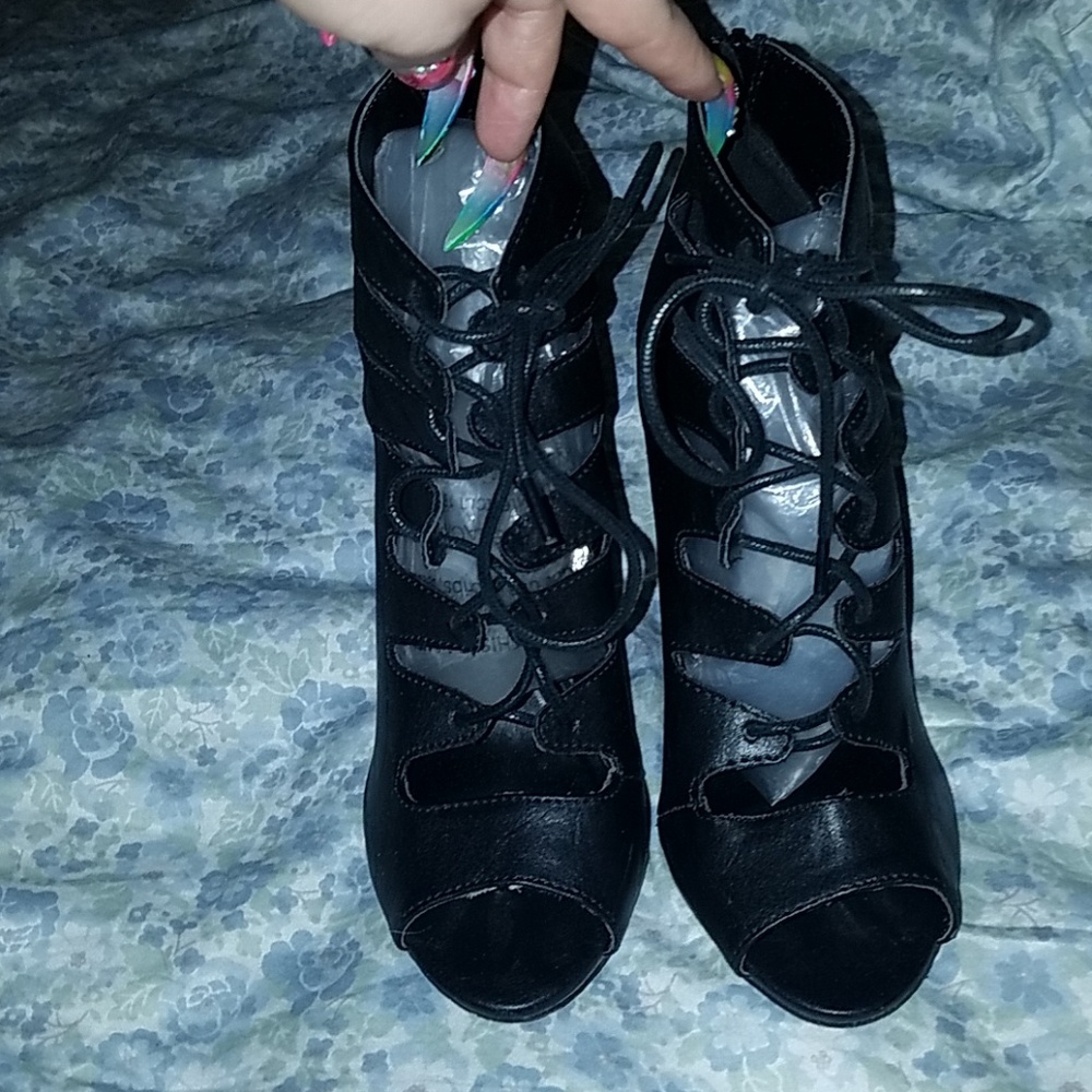 Shoes - Picture 2 of 5